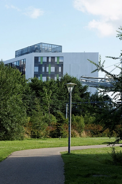 Flintholm Company House Blik gennem park mod bygningen