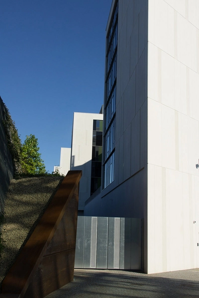 Flintholm Company House Vareindlevering og støttemur