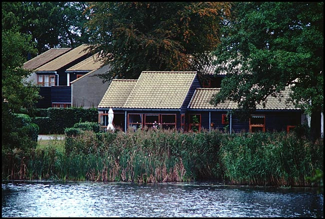 Sjølund Rækkehuse, blik over søen