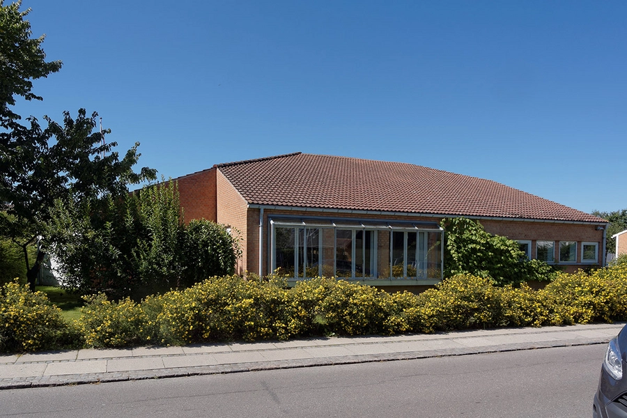 Selmersbo Aktivitetscenter, Dagcenter og Kollektivboliger Total set fra vejen