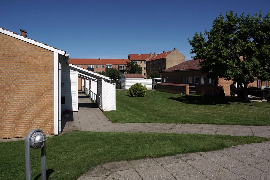 Selmersbo Aktivitetscenter, Dagcenter og Kollektivboliger Blik langs rækkehus med kollektivboliger