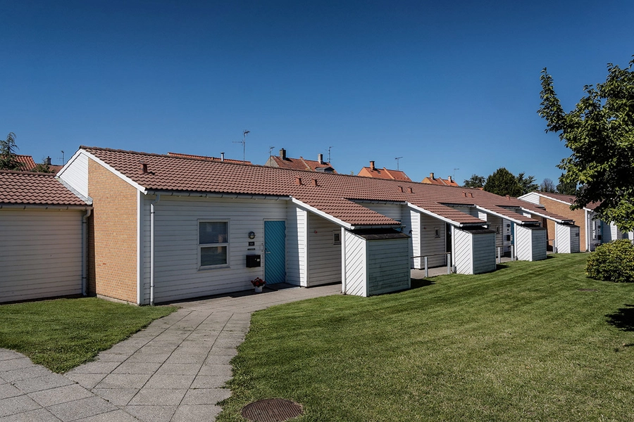 Selmersbo Aktivitetscenter, Dagcenter og Kollektivboliger Halvt overdækket sti langs rækkehus