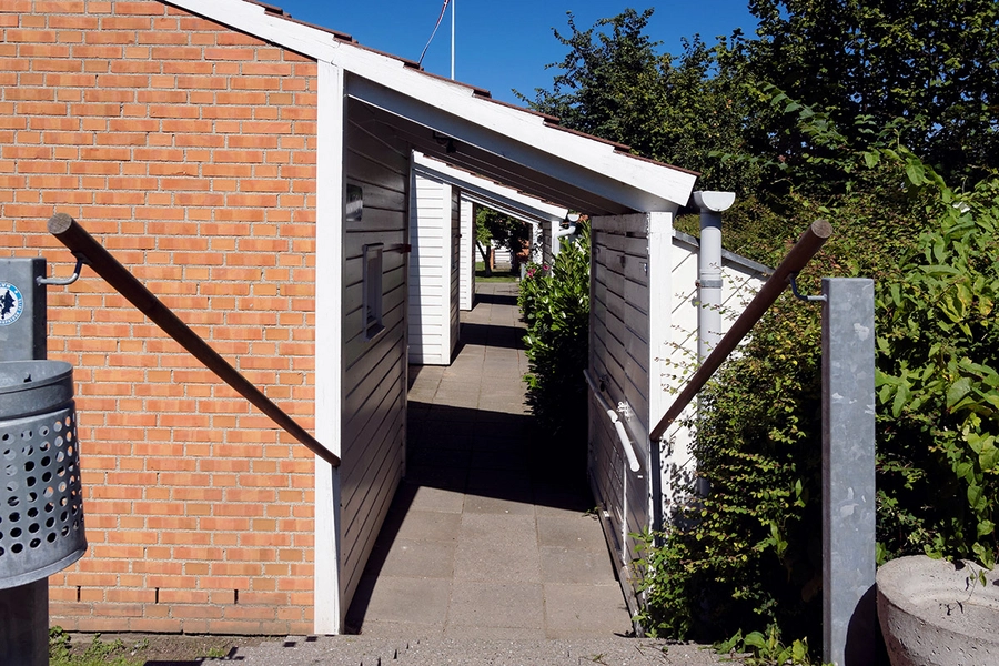 Selmersbo Aktivitetscenter, Dagcenter og Kollektivboliger Delvist overdækket sti