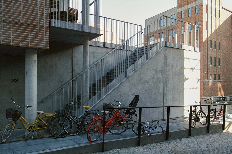 Boliger på Carl Jacobsens Vej 33 Blik fra vest mod plint og trappe
