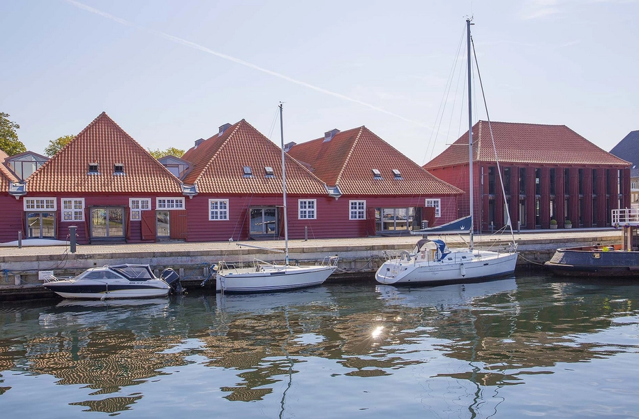 Masteskurene Blik fra Ekvipagemestervej mod sydøst, med Mærsehuset i højre side af billedet..