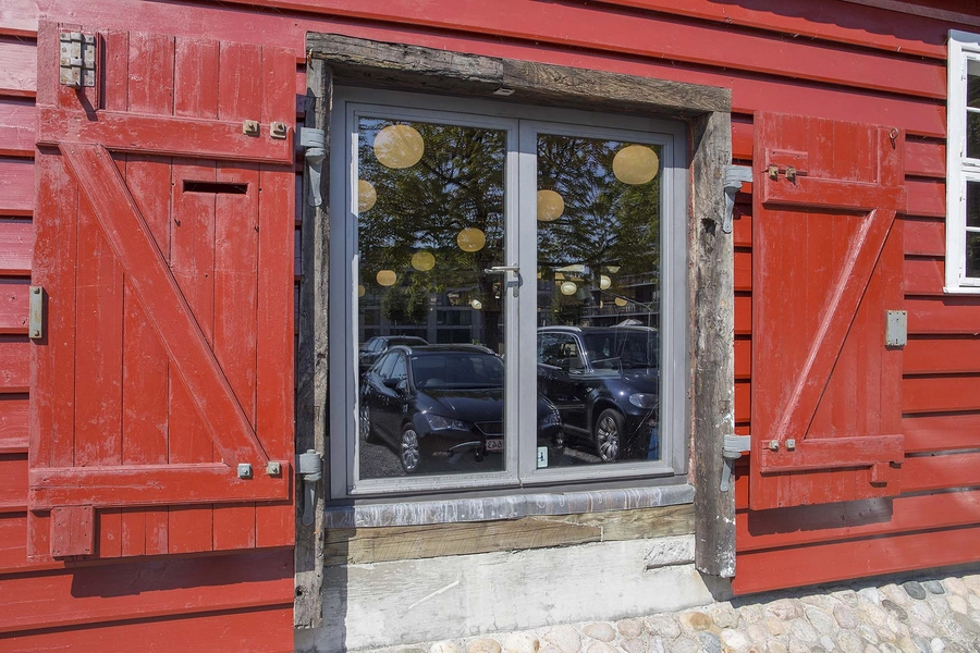 Masteskurene Ny dør i gammel port.