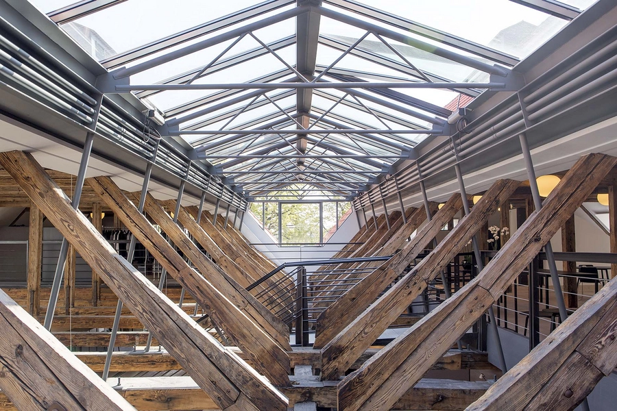 Masteskurene Blik langsovenlys på første sal.