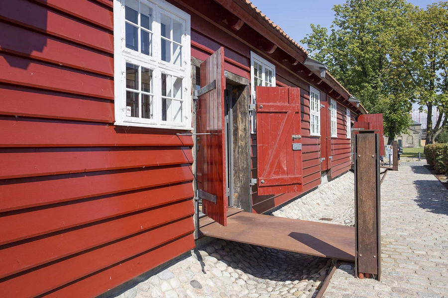 Masteskurene Indgangssituation. Bygningerne er blevet hævet 82 cm.