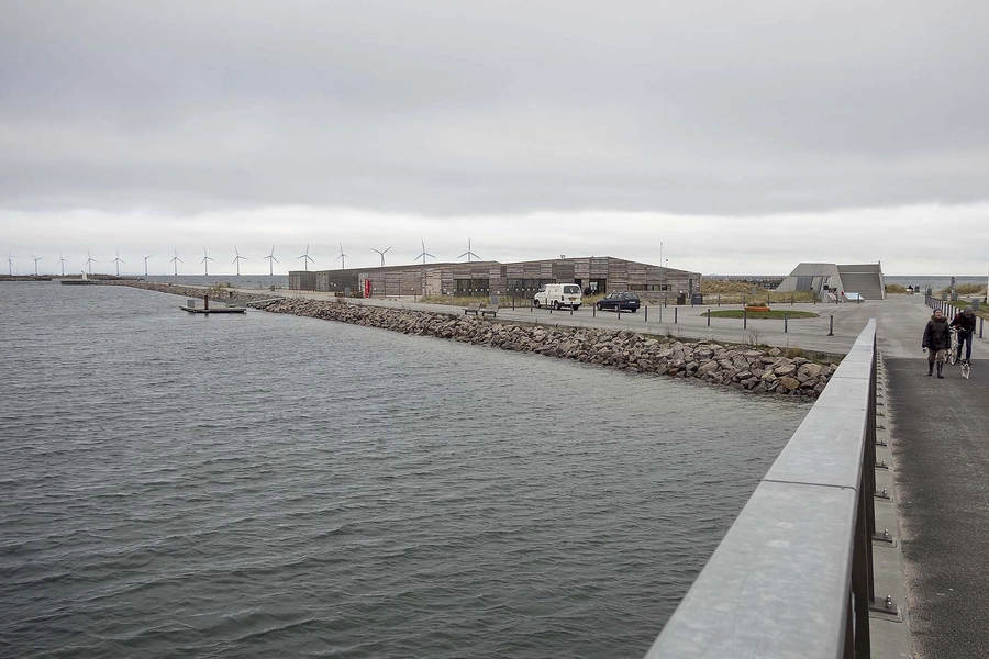 Naturcenter Amager Strand - Den Blå Foreningsby Bebyggelsen set fra vest langs øresundsstiens bro.