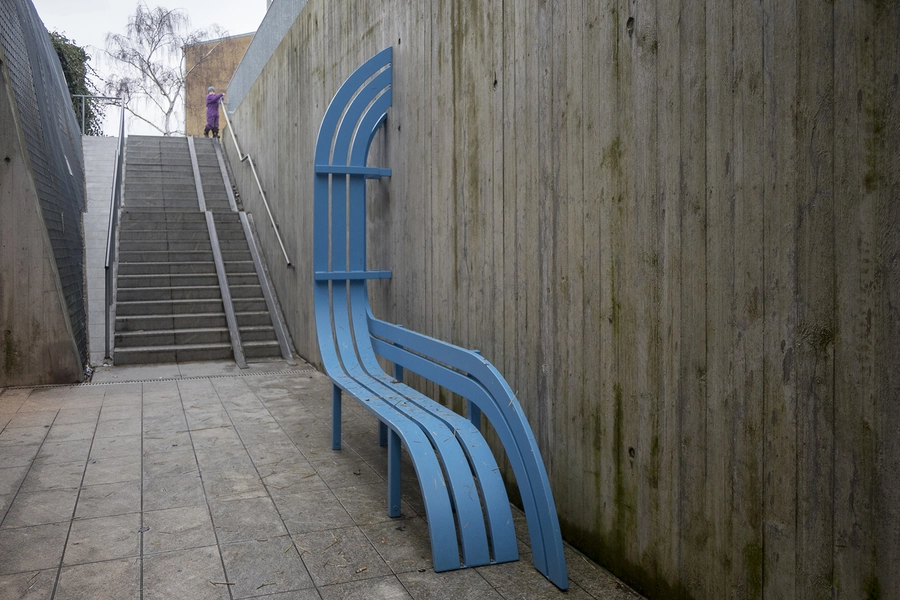 Blå bænke ved Den Blå Planet Bænk 1, ved opgangen fra Kastrup Metrostation