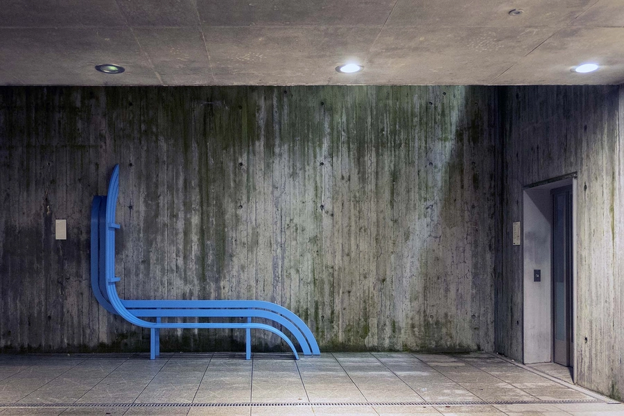 Blå bænke ved Den Blå Planet Bænk 1, ved opgangen fra Kastrup Metrostation