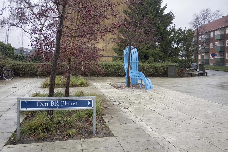 Blå bænke ved Den Blå Planet Bænk 2, ved Kastrup Metrostation