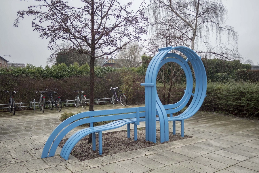 Blå bænke ved Den Blå Planet Bænk 2, ved Kastrup Metrostation