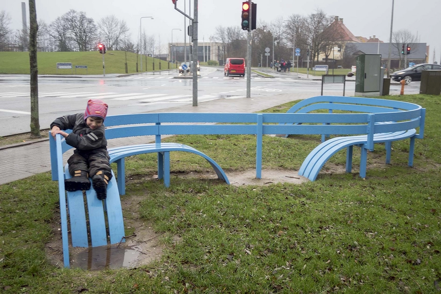 Blå bænke ved Den Blå Planet Bænk 5 i krydset mellem Alléen og Amager Strandvej