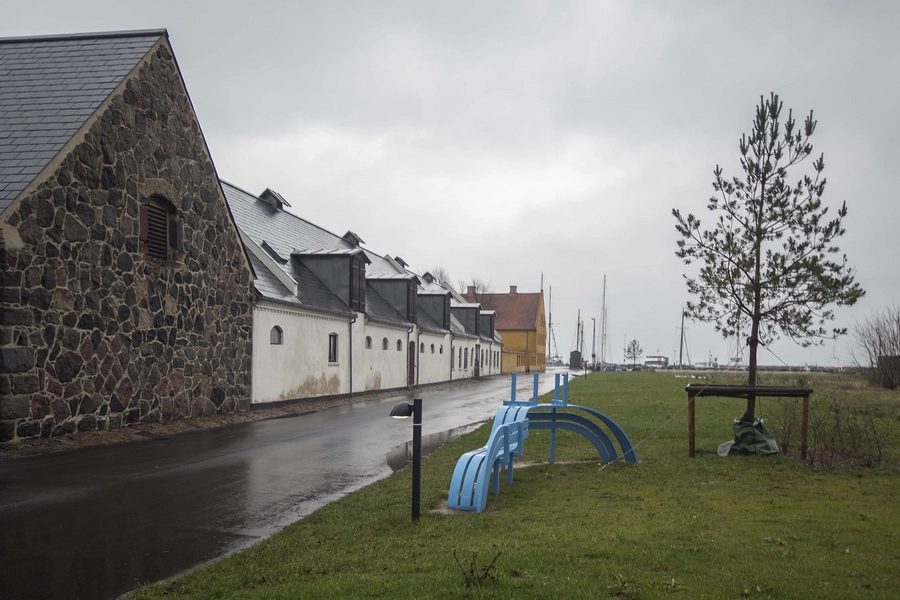 Blå bænke ved Den Blå Planet Bænk 7, Bryggergården i baggrunden