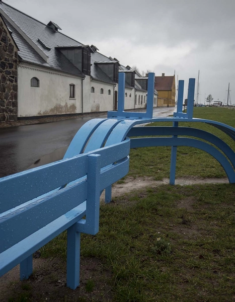 Blå bænke ved Den Blå Planet Bænk 7, Bryggergården i baggrunden