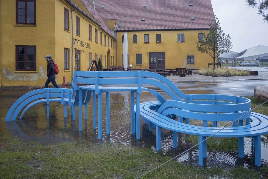 Blå bænke ved Den Blå Planet Bænk 8, Bryggergården i baggrunden