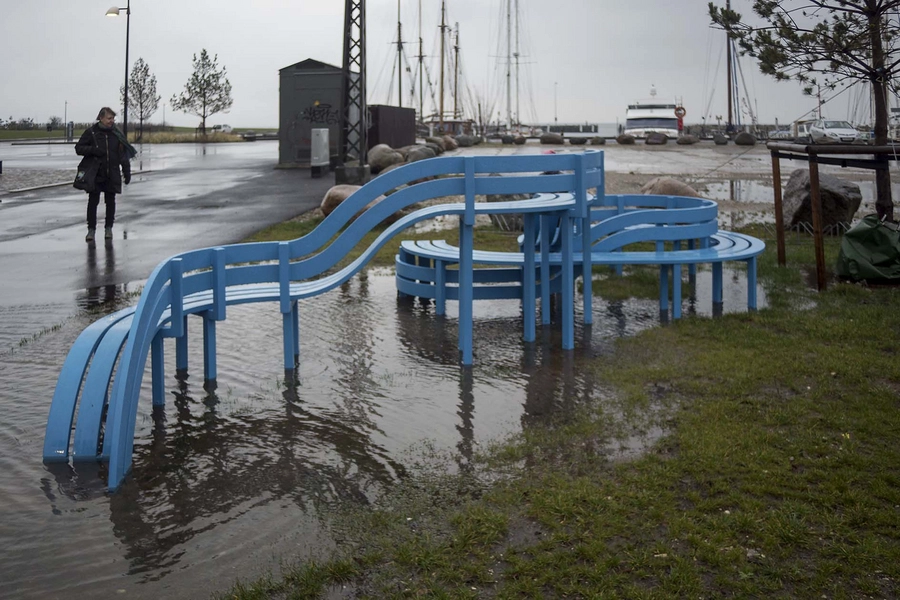 Blå bænke ved Den Blå Planet Bænk 8