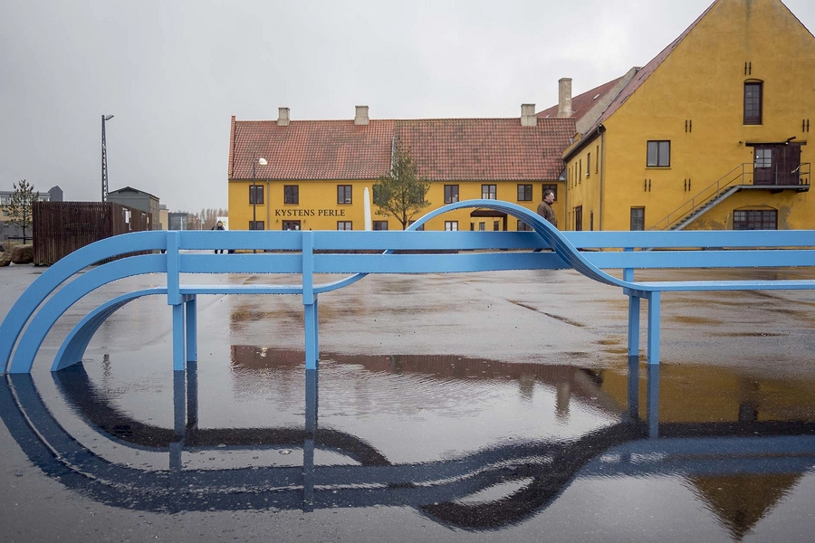 Blå bænke ved Den Blå Planet Bænk 9, Bryggergården i baggrunden