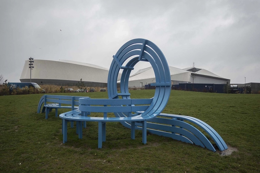 Blå bænke ved Den Blå Planet Bænk 10, med Den Blå Planet i baggrunden
