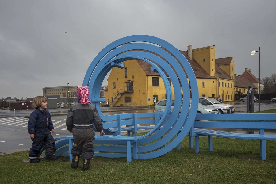 Blå bænke ved Den Blå Planet Bænk 10, Bryggergården i baggrunden