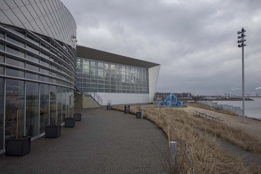 Blå bænke ved Den Blå Planet Bænk 12, legeplads ved Den Blå Planet