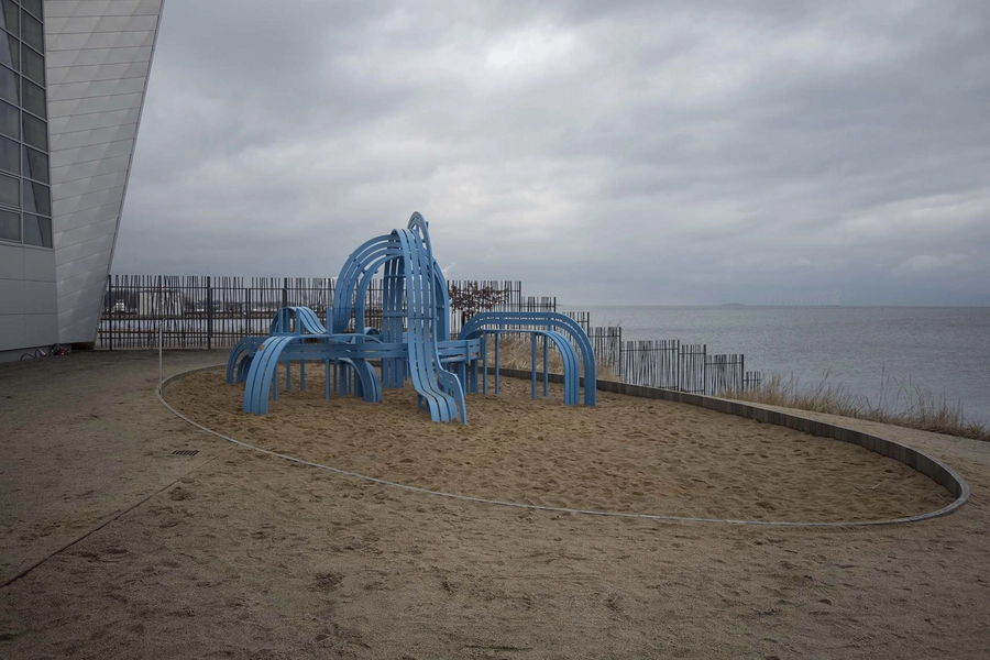 Blå bænke ved Den Blå Planet Bænk 12, legeplads ved Den Blå Planet