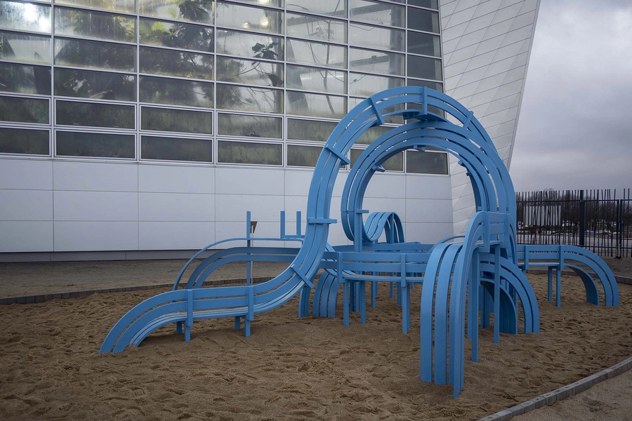 Blå bænke ved Den Blå Planet Bænk 12, legeplads ved Den Blå Planet