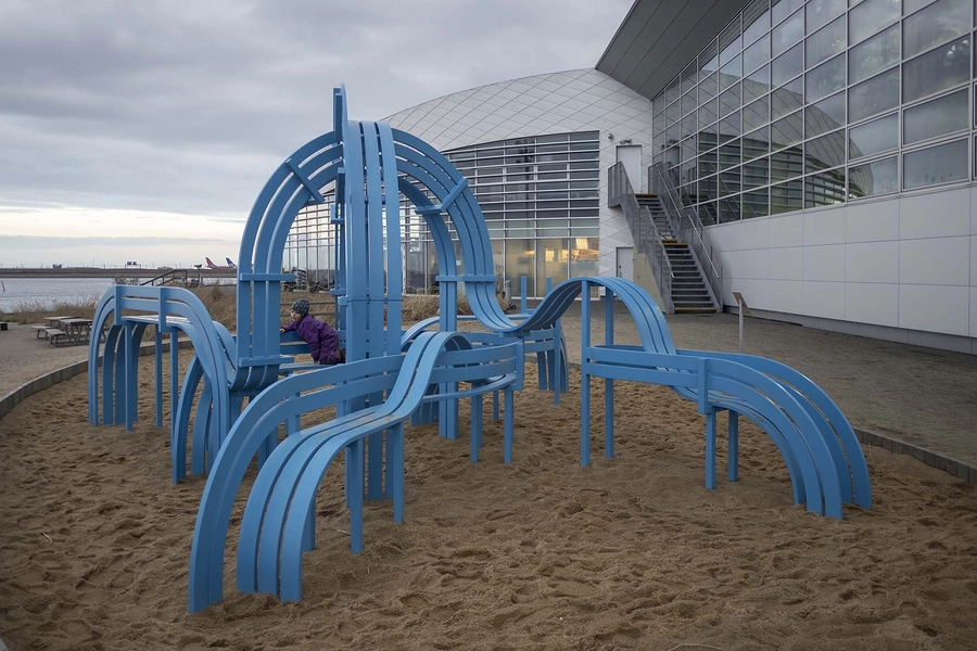 Blå bænke ved Den Blå Planet Bænk 12, legeplads ved Den Blå Planet