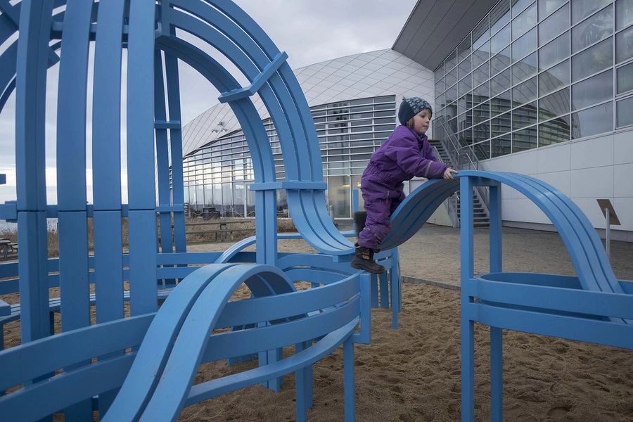 Blå bænke ved Den Blå Planet Bænk 12, legeplads ved Den Blå Planet