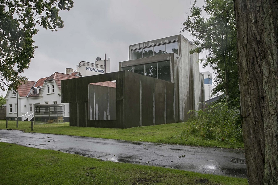 Four Boxes Gallery Krabbesholm Total, set fra syd-vest over adgangsstien