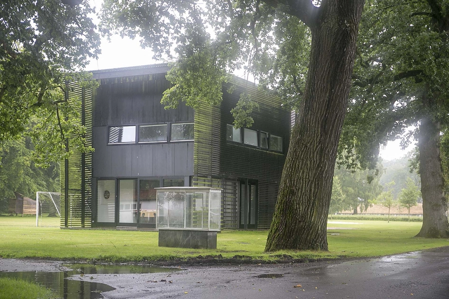 Fælleshus Krabbesholm Total, blik fra syd langs vejen