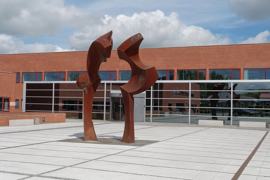 Esbjerg Seminarium - University College Syd Indgangsparti, skulptur af Børge Jørgensen