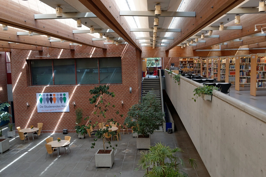 Esbjerg Seminarium - University College Syd Indgangshal, set fra balkonetagen