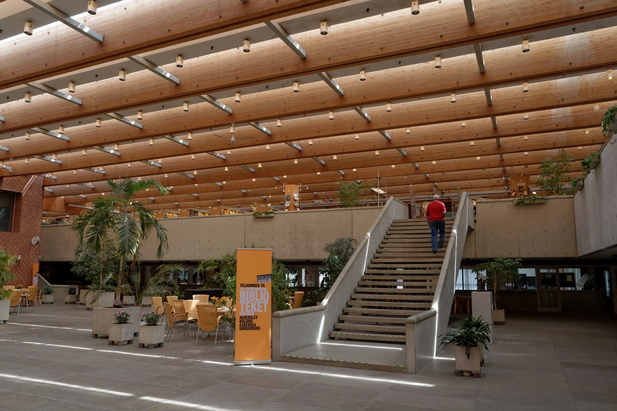 Esbjerg Seminarium - University College Syd Indgangshal, trappe op til biblioteket