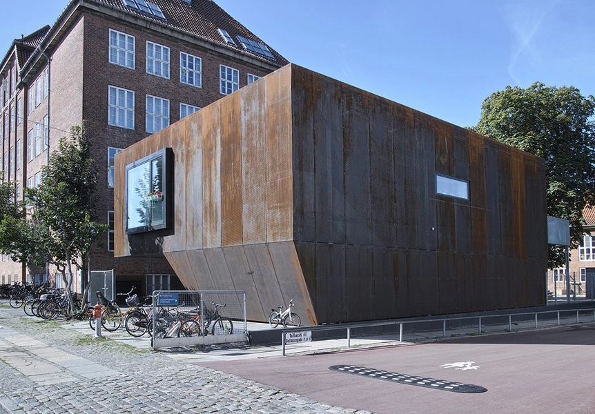 Kildevældsskolen tilbygning Total, set fra vejen