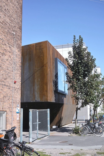 Kildevældsskolen tilbygning Set fra vejen