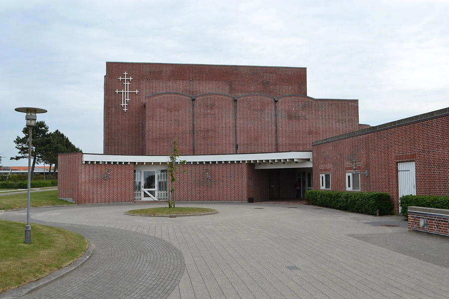 Sædden Kirke Volumen med nyt kors på facaden