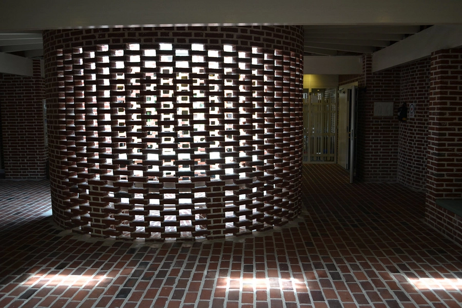 Sædden Kirke Våbenhus, interiør, tegl