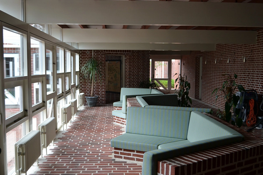 Sædden Kirke Interør, tegl, indbyggede møbler