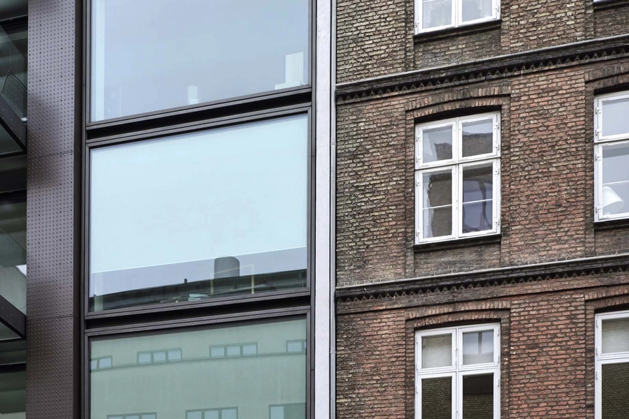 Stokhusgade 4b Infill Vinduer fra gulv til loft mod stokhusgade