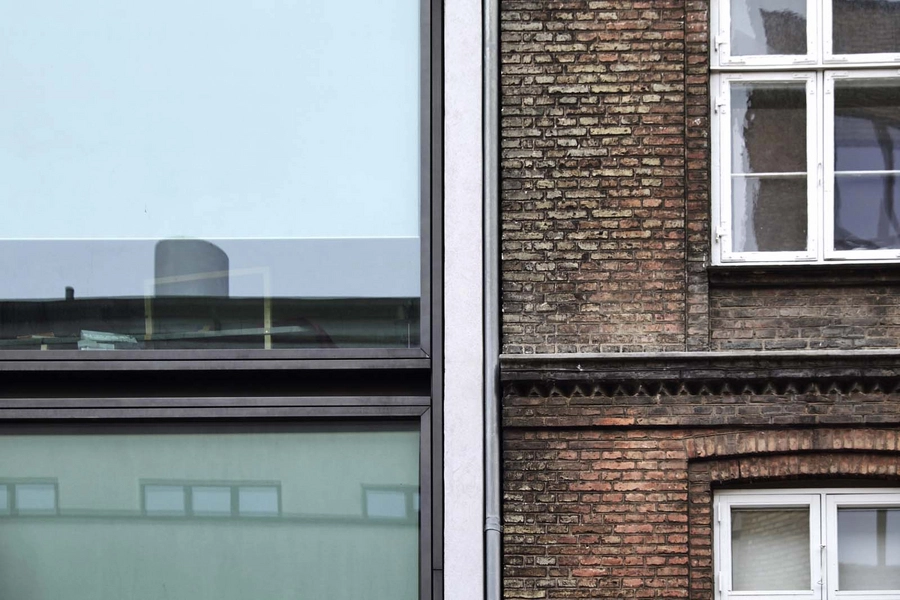 Stokhusgade 4b Infill Vinduesrammer følger gesims på nabobygning