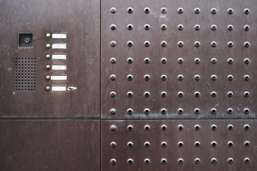 Stokhusgade 4b Infill Tombak med udstandsede knopper skaber taktilitet i facaden