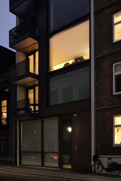 Stokhusgade 4b Infill Om aftenen rulles gardinerne ned for at skærme mod indkig