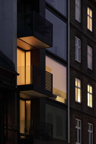 Stokhusgade 4b Infill Husets glasfacader bliver til lysskærme om aftenen