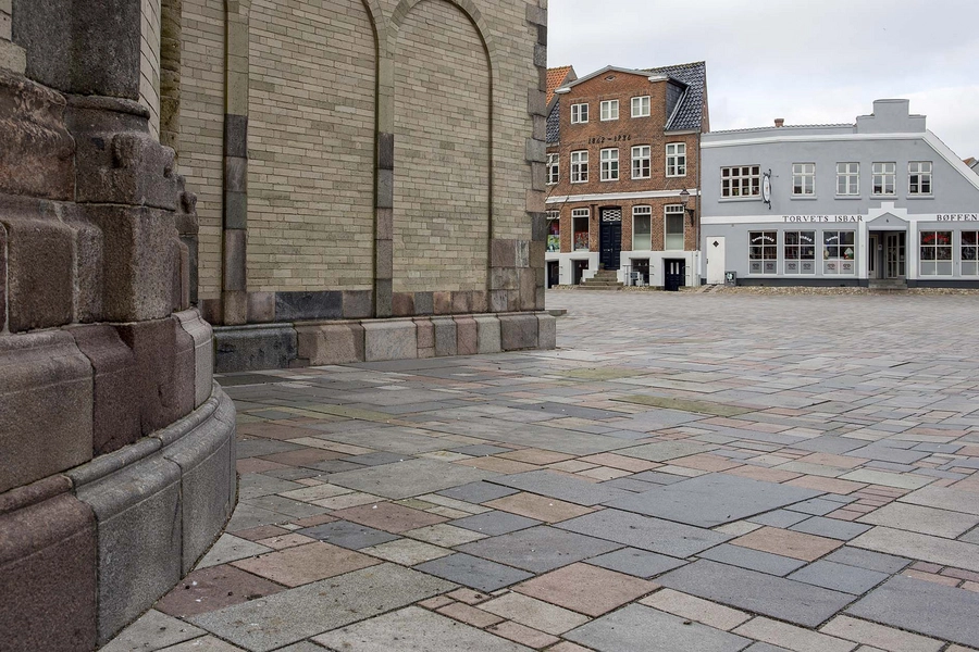 Ribe Domkirkeplads Belægning møder sokkel