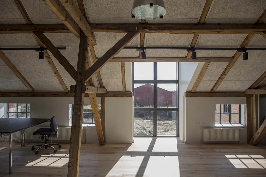 Bonevoksfabrikken Lysindfald på 1. sal fra karnap