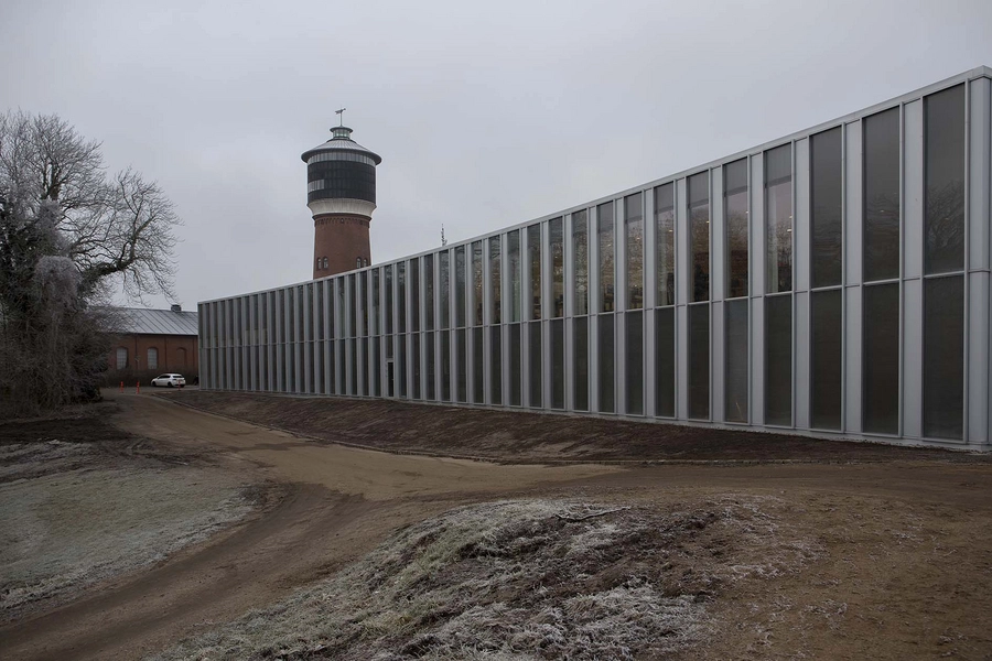 Tønder Rådhus Sydfacaden, vandtårn, som nu er en del af Tønder Museum i baggrunden