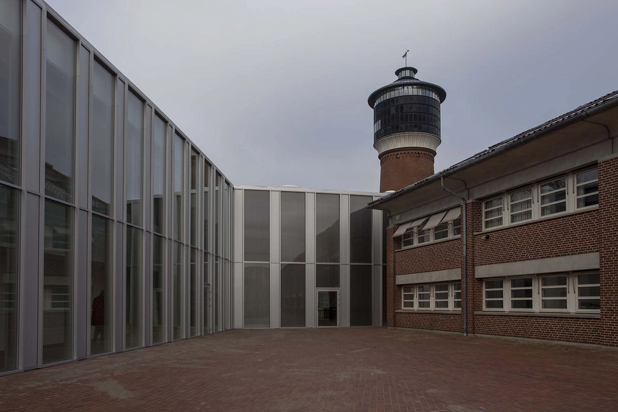 Tønder Rådhus Gårdrum, nyt møder gammelt, Transformeret vandtårn med Wegnermuseum i baggrunden