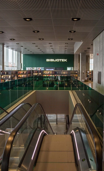 Dokk1 Biblioteket, rulletrappe til parkeringsdækket